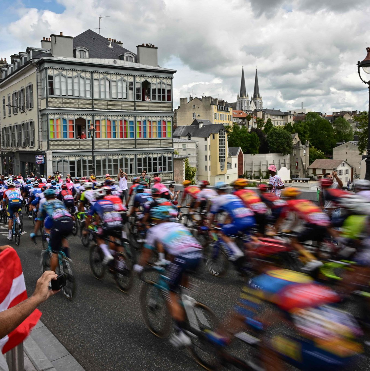 Das Fahrerfeld zum Start der fünften Etappe in Pau. - Foto: Marco Bertorello/AFP/dpa