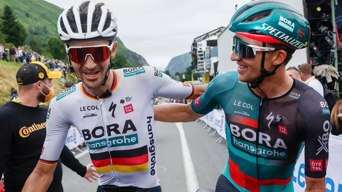 Etappensieger Jai Hindley (r) und der deutsche Meister Emanuel Buchmann. - Bild: Benoit Tessier/Pool Reuters/AP/dpa