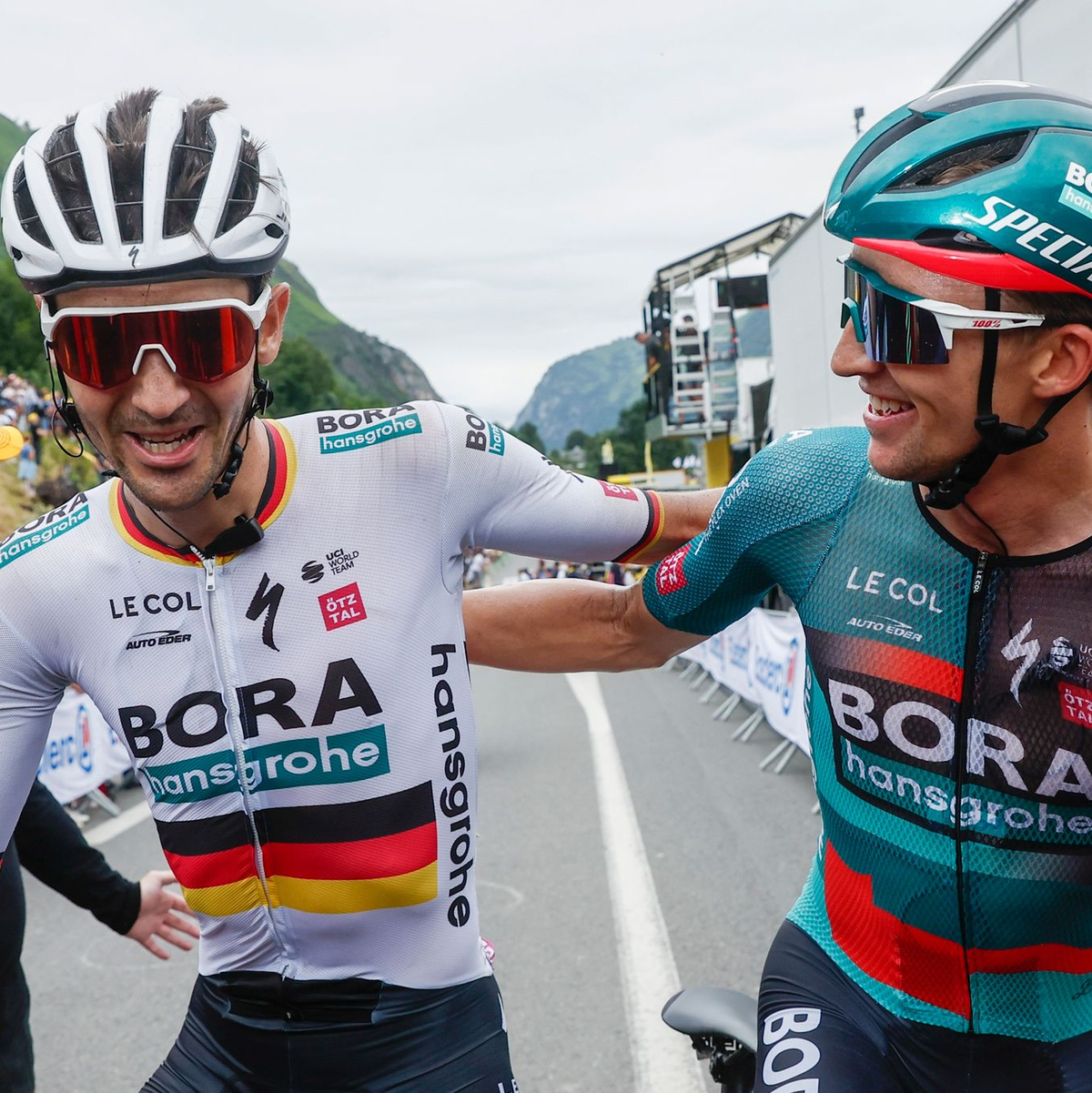 Etappensieger Jai Hindley (r) und der deutsche Meister Emanuel Buchmann. - Foto: Benoit Tessier/Pool Reuters/AP/dpa