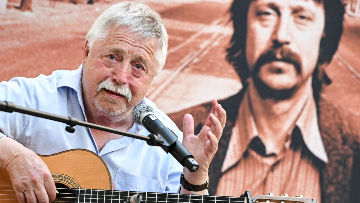 Der Lyriker und Liedermacher Wolf Biermann singt zur Eröffnung der Ausstellung «Wolf Biermann. Ein Lyriker und Liedermacher in Deutschland» im Deutschen Historischen Museum. - Foto: Jens Kalaene/dpa