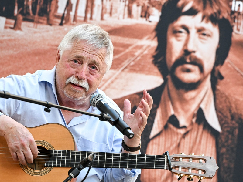 Der Lyriker und Liedermacher Wolf Biermann singt zur Eröffnung der Ausstellung «Wolf Biermann. Ein Lyriker und Liedermacher in Deutschland» im Deutschen Historischen Museum. - Foto: Jens Kalaene/dpa
