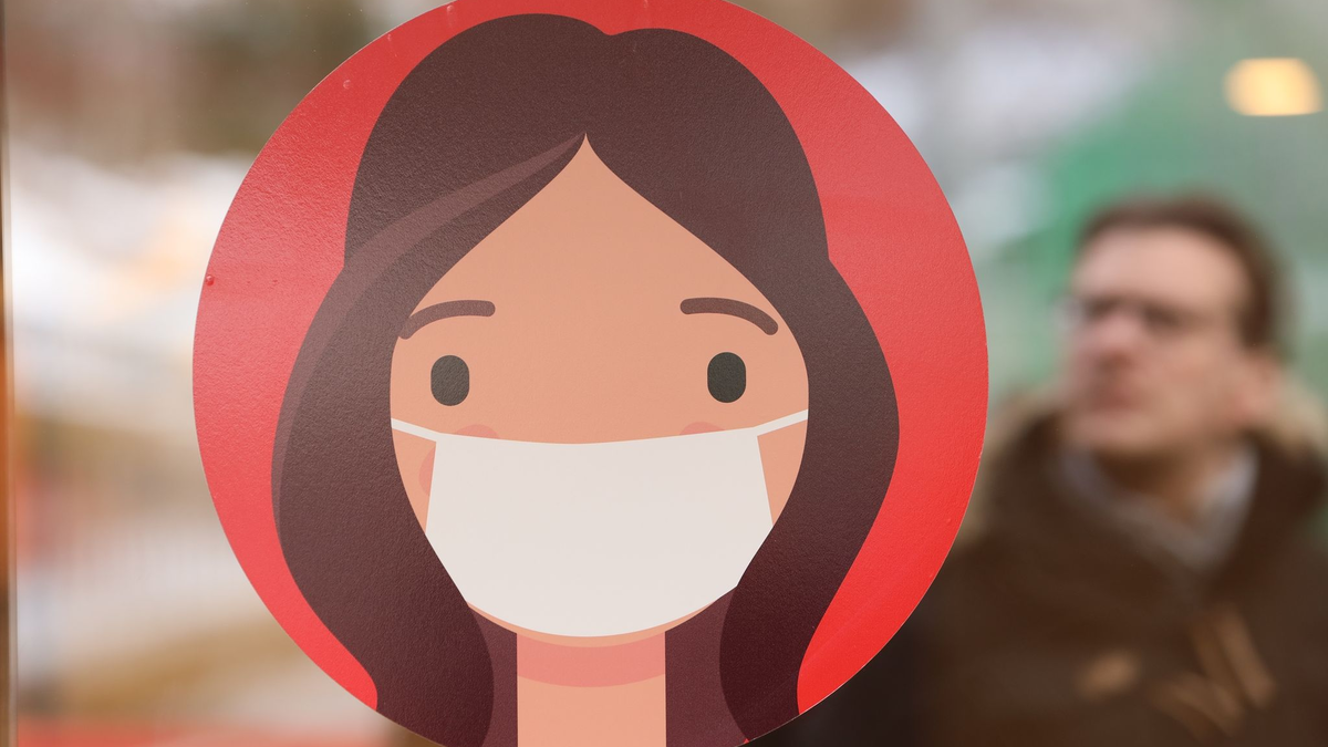 Ein Aufkleber gibt den Hinweis auf Maskenpflicht (Archivbild). - Foto: Matthias Bein/dpa-Zentralbild/dpa