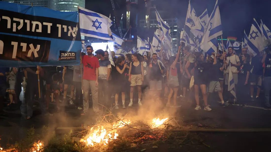 Israel: Menschen protestieren gegen die Pläne der Regierung zur Umgestaltung des Justizsystems. - Bild: Ilia Yefimovich/dpa