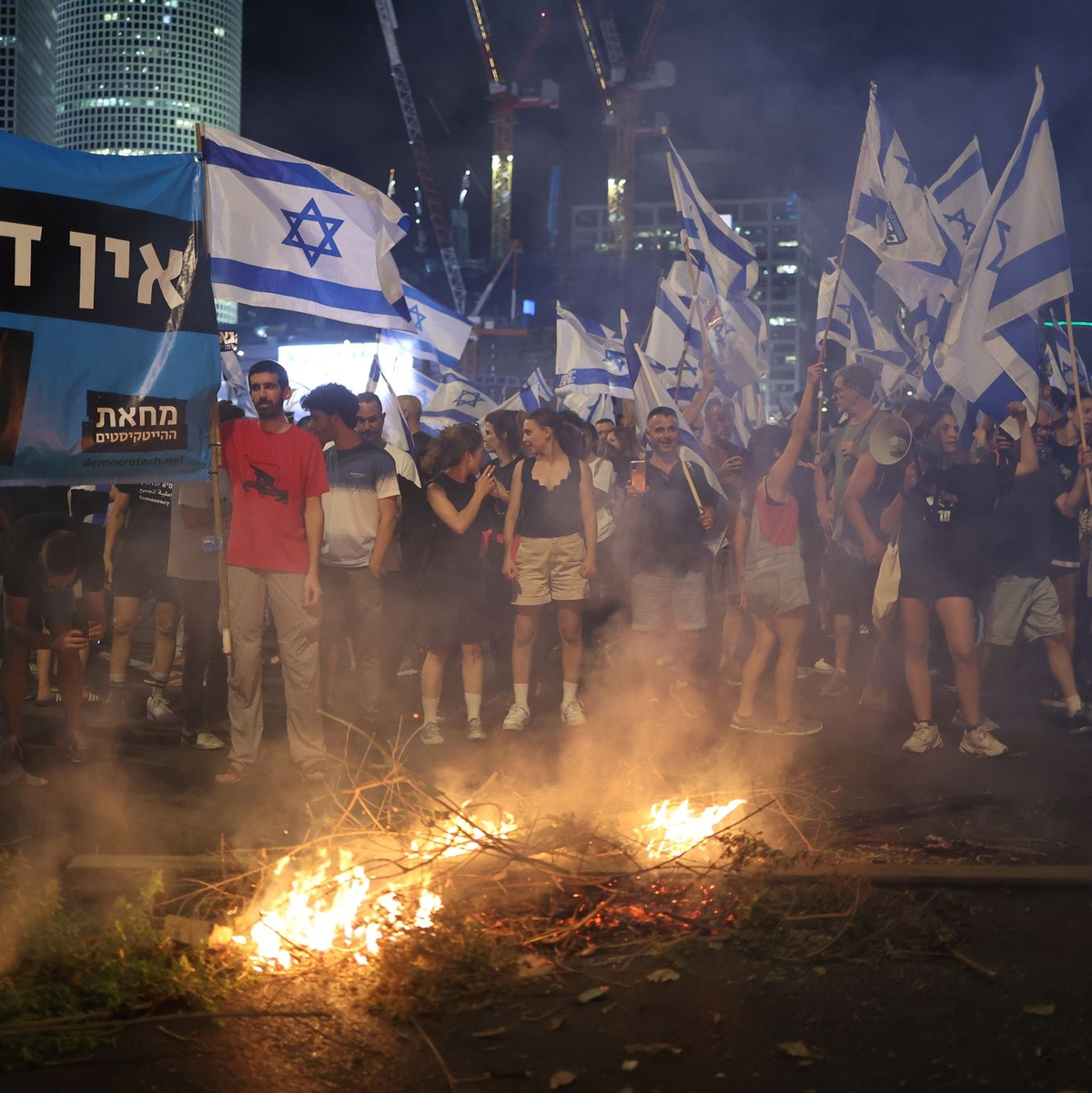 Israel: Menschen protestieren gegen die Pläne der Regierung zur Umgestaltung des Justizsystems. - Foto: Ilia Yefimovich/dpa