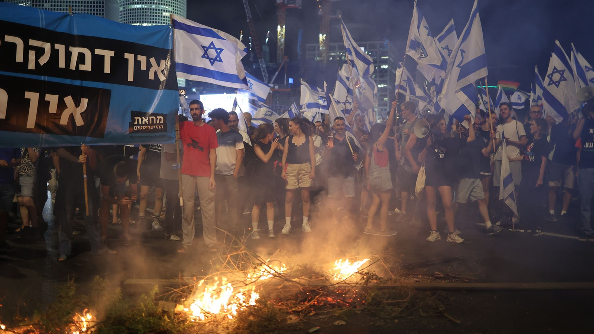 Demonstranten blockieren die Ayalon-Autobahn in Tel-Aviv, um gegen die Pläne der Regierung von Premierminister Benjamin Netanjahu zu protestieren, das Justizsystem zu reformieren. - Foto: Ilia Yefimovich/dpa