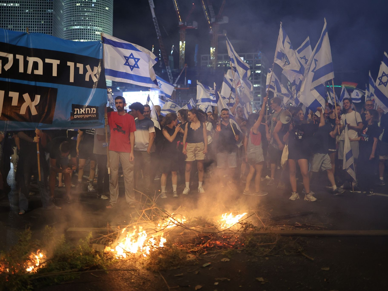 Israel: Menschen protestieren gegen die Pläne der Regierung zur Umgestaltung des Justizsystems. - Foto: Ilia Yefimovich/dpa