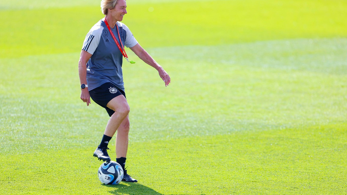 Ist bereit für die WM: Bundestrainerin Martina Voss-Tecklenburg. - Foto: Daniel Löb/dpa