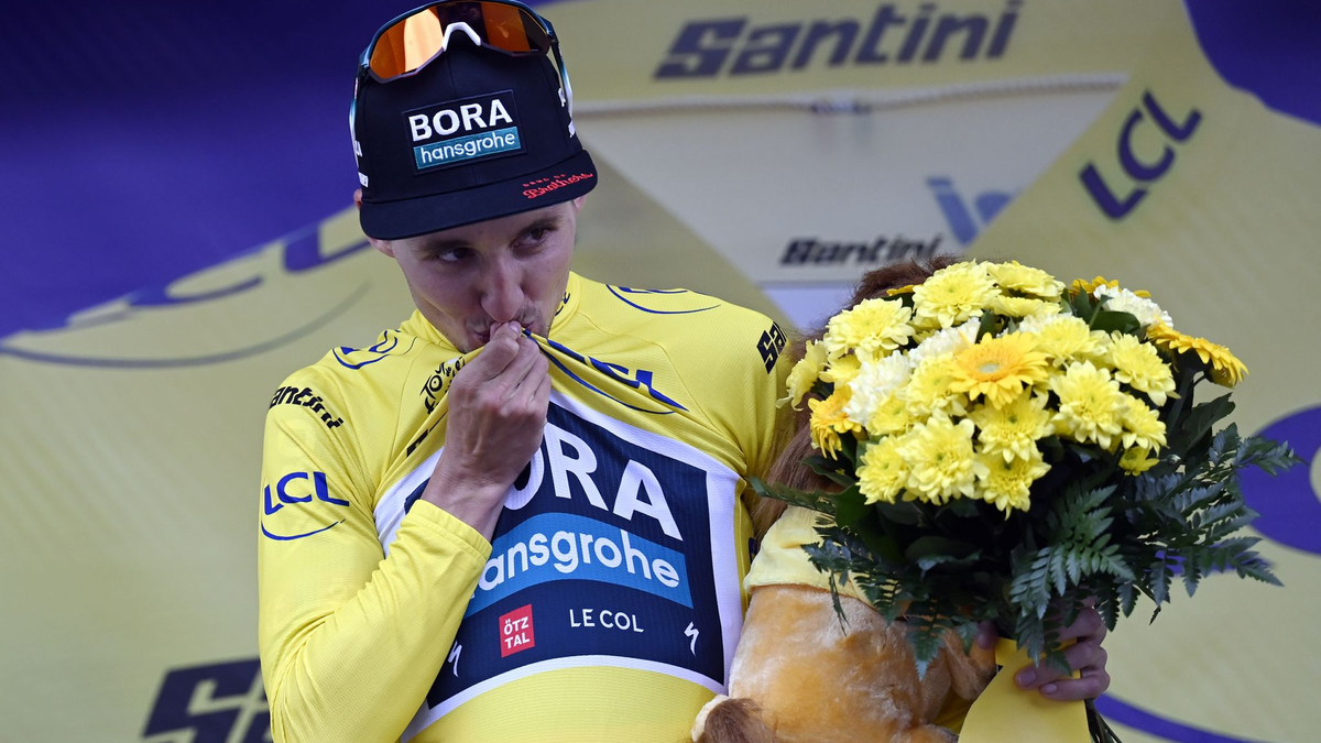 Fährt bei der Tour in Gelb: Bora-hansgrohe-Kapitän Jai Hindley. - Foto: Jasper Jacobs/Belga/dpa