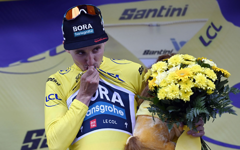 Fährt bei der Tour in Gelb: Bora-hansgrohe-Kapitän Jai Hindley. - Foto: Jasper Jacobs/Belga/dpa