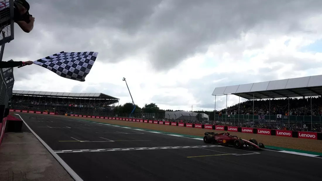 Siegte 2022 in Silverstone: Carlos Sainz. - Bild: Matt Dunham/POOL AP/dpa