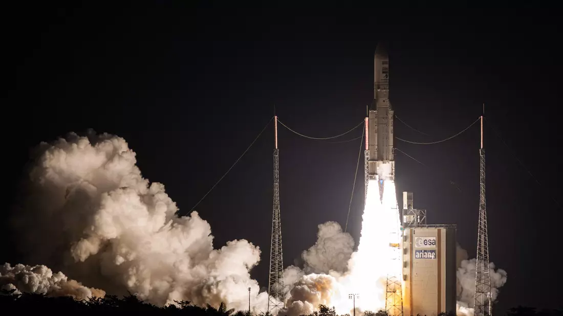 Die letzte europäische Ariane-5-Trägerrakete hebt vom Weltraumbahnhof in Kourou in Französisch-Guyana ab. - Bild: Jody Amiet/AFP/dpa