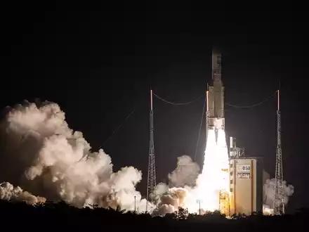 Die letzte europäische Ariane-5-Trägerrakete hebt vom Weltraumbahnhof in Kourou in Französisch-Guyana ab. - Foto: Jody Amiet/AFP/dpa