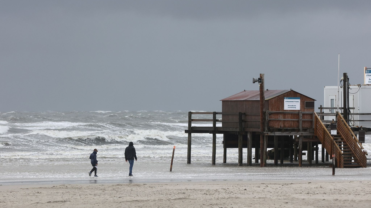 Windböen des Sturmtiefs «Poly» fegen über den Strand von St. Peter Ording. - Foto: Bodo Marks/Bodo Marks/dpa