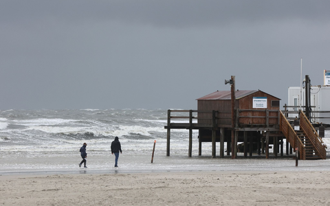 Windböen des Sturmtiefs «Poly» fegen über den Strand von St. Peter Ording. - Foto: Bodo Marks/Bodo Marks/dpa