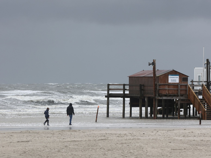 Windböen des Sturmtiefs «Poly» fegen über den Strand von St. Peter Ording. - Foto: Bodo Marks/Bodo Marks/dpa