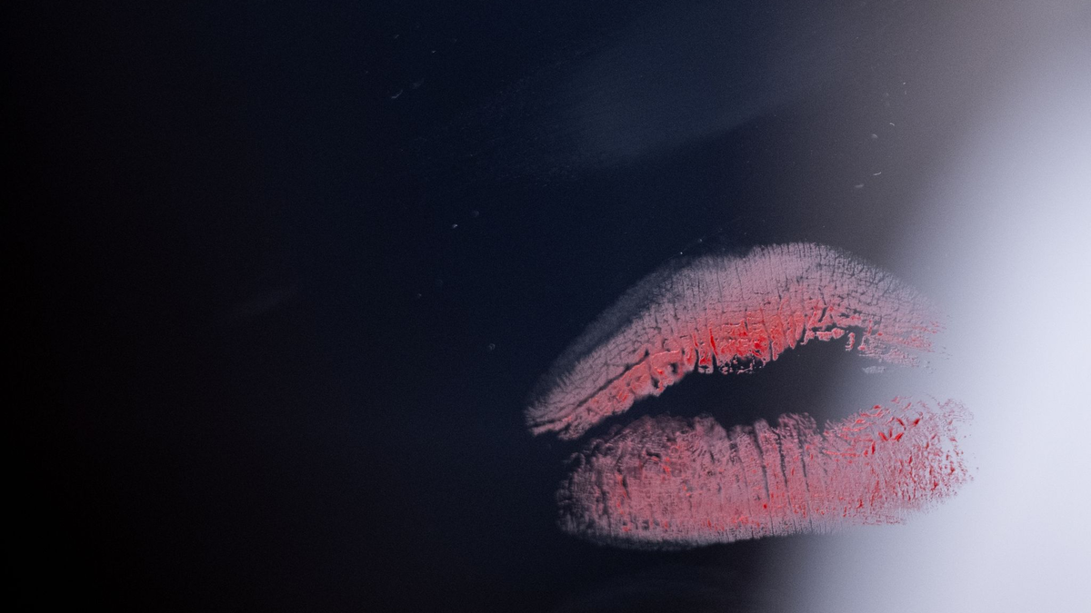 Wie die Menschen küssen, hat auch etwas mit dem Land zu tun, in dem sie leben. Am 6. Juli ist der internationale Tag des Kusses. - Foto: Hannes P. Albert/dpa