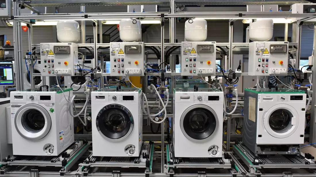 Von der Materialknappheit ist vor allem weiterhin die Elektrotechnik-Branche betroffen. - Bild: Ralf Hirschberger/dpa