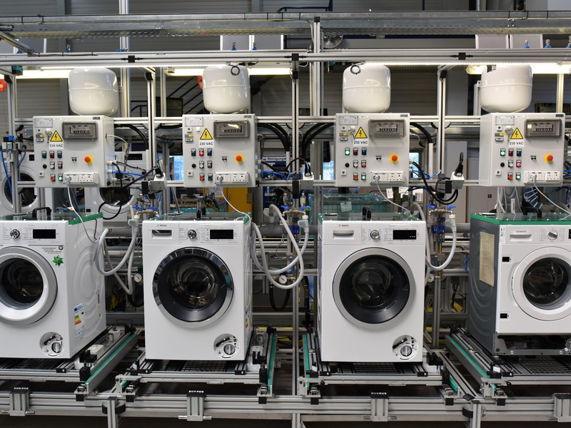 Von der Materialknappheit ist vor allem weiterhin die Elektrotechnik-Branche betroffen. - Foto: Ralf Hirschberger/dpa