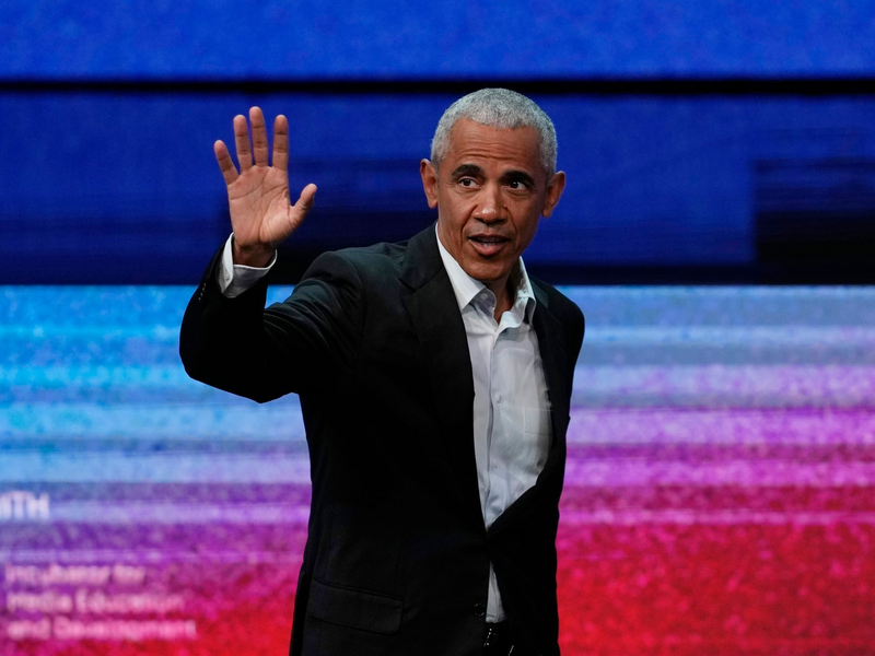 Barack Obama arbeitet gemeinsam mit seiner Frau Michelle seit 2018 mit dem Streamingdienst Netflix zusammen. (Archivbild) - Foto: Thanassis Stavrakis/AP/dpa