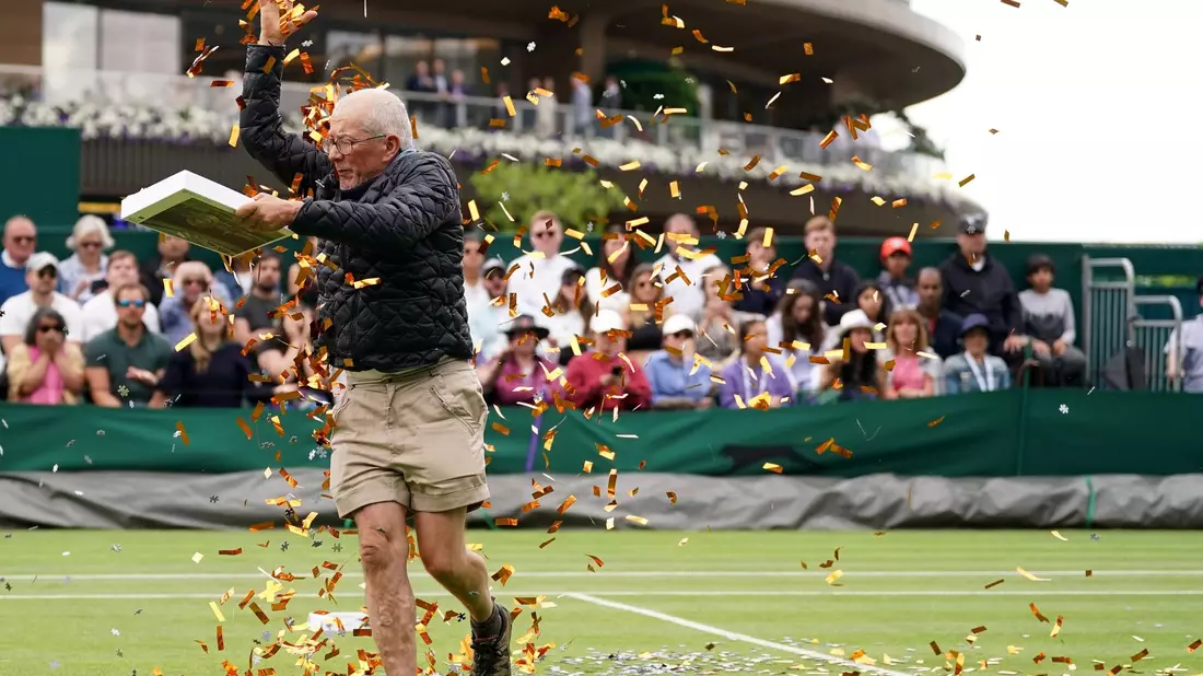 Klimaproteste sorgten in Wimbledon für Aufregung und Spielunterbrechungen. - Bild: Adam Davy/PA Wire/dpa