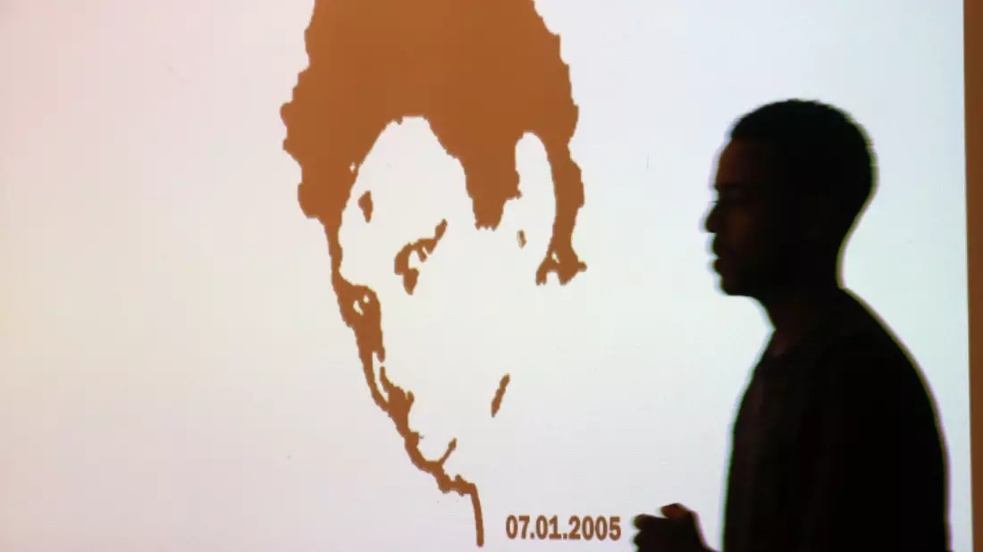 Vor mehr als 18 Jahren war der aus Sierra Leone stammende Oury Jalloh gefesselt in einer Zelle gestorben. - Bild: Wolfgang Kumm/dpa