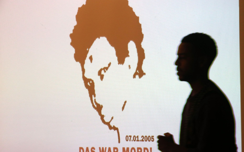 Vor mehr als 18 Jahren war der aus Sierra Leone stammende Oury Jalloh gefesselt in einer Zelle gestorben. - Foto: Wolfgang Kumm/dpa