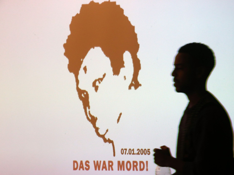 Vor mehr als 18 Jahren war der aus Sierra Leone stammende Oury Jalloh gefesselt in einer Zelle gestorben. - Foto: Wolfgang Kumm/dpa