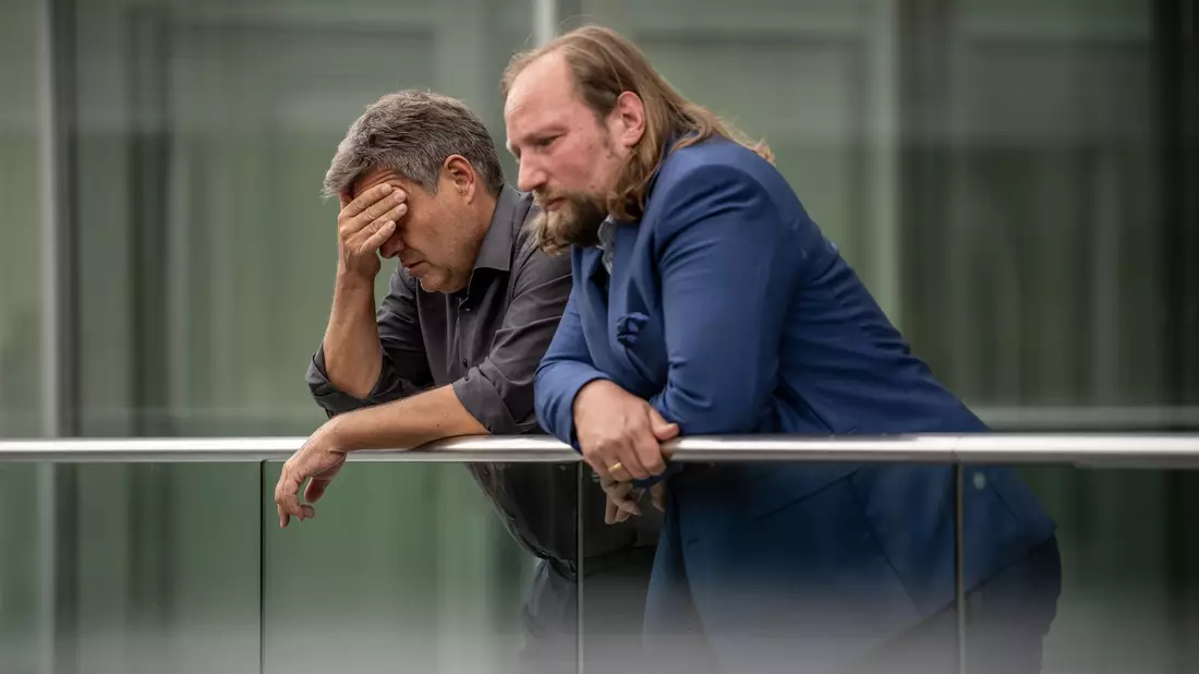Bundeswirtschaftsminister Robert Habeck (l.) und der Grünen-Politiker Anton Hofreiter. Wie geht es jetzt weiter mit dem Heizungsgesetz? - Bild: Michael Kappeler/dpa