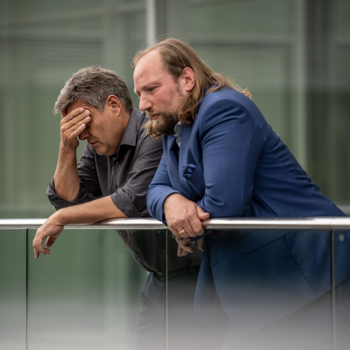Bundeswirtschaftsminister Robert Habeck (l.) und der Grünen-Politiker Anton Hofreiter. Wie geht es jetzt weiter mit dem Heizungsgesetz? - Foto: Michael Kappeler/dpa