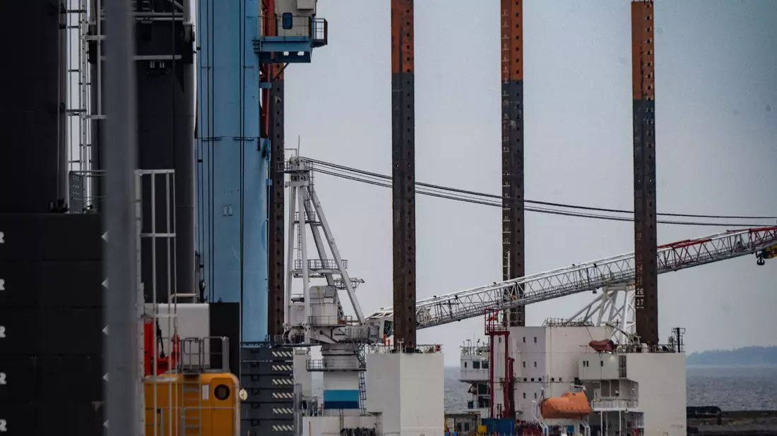 Blick auf die Plattform für Vorarbeiten zum geplanten LNG-Terminal vor Rügen. - Bild: Stefan Sauer/dpa