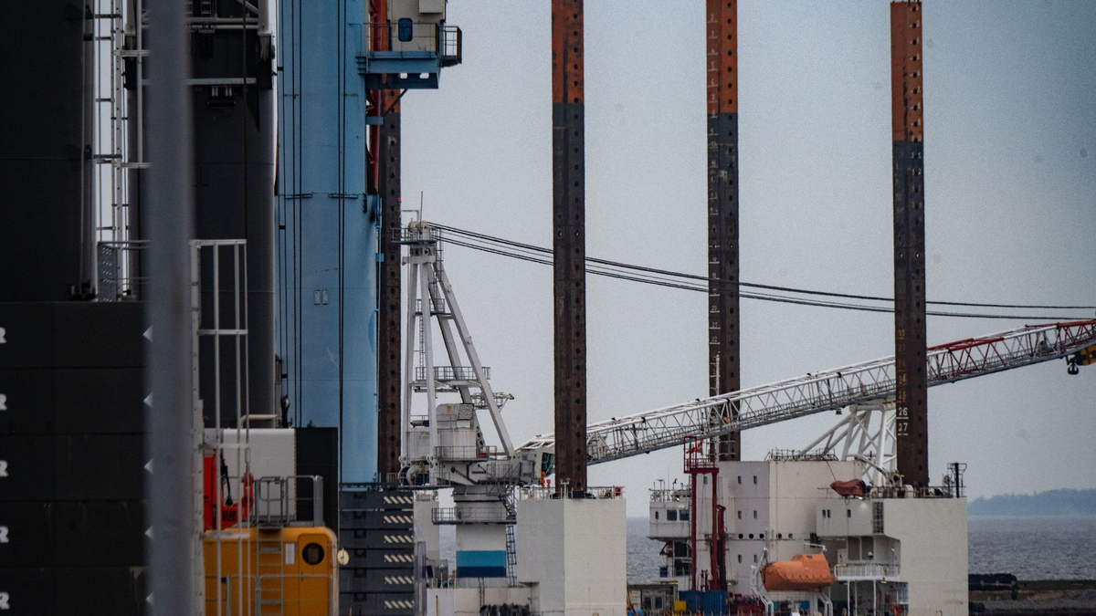 Blick auf die Plattform für Vorarbeiten zum geplanten LNG-Terminal vor Rügen. - Foto: Stefan Sauer/dpa