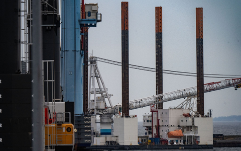Blick auf die Plattform für Vorarbeiten zum geplanten LNG-Terminal vor Rügen. - Foto: Stefan Sauer/dpa