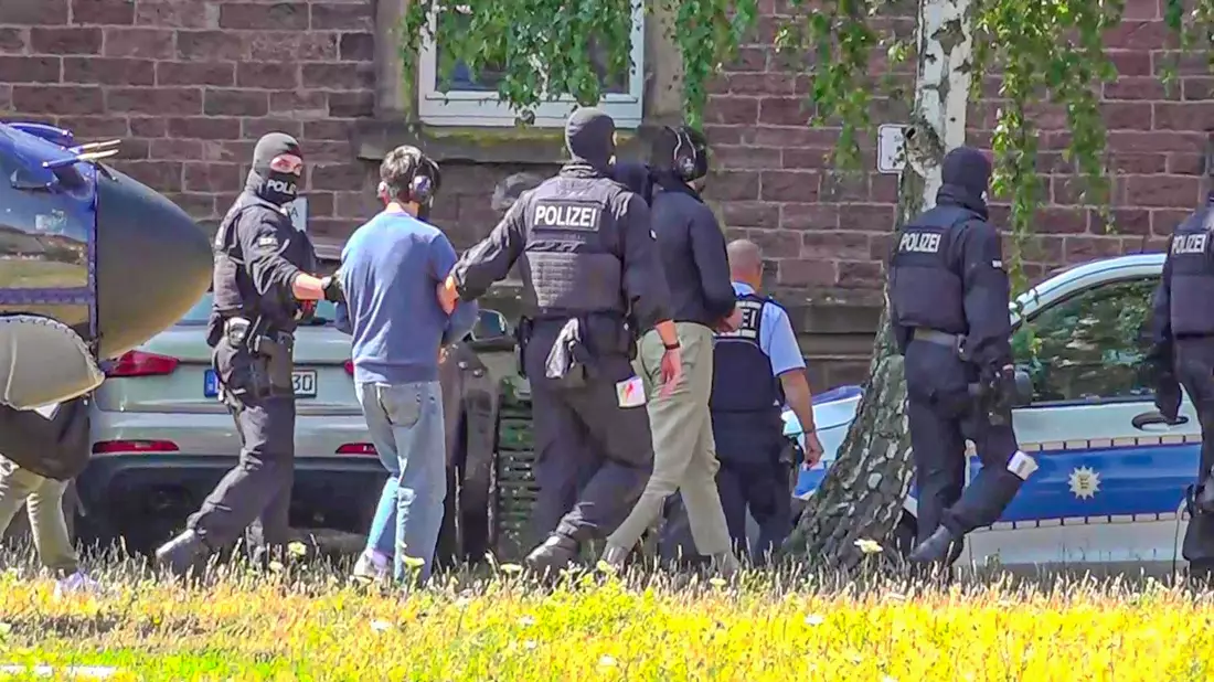 Ein Verdächtiger wird von Polizisten zum Haftrichter gebracht. - Bild: Waldemar Gess/EinsatzReport24/dpa