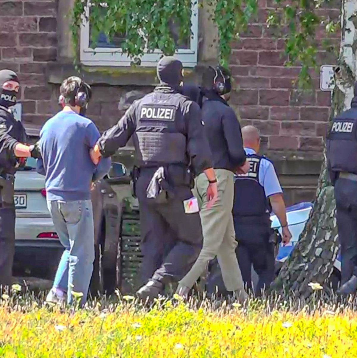 Ein Verdächtiger wird von Polizisten zur Vorführung vor dem Haftrichter gebracht. - Foto: Waldemar Gess/EinsatzReport24/dpa