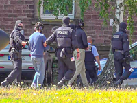 Ein Verdächtiger wird von Polizisten zum Haftrichter gebracht. - Foto: Waldemar Gess/EinsatzReport24/dpa