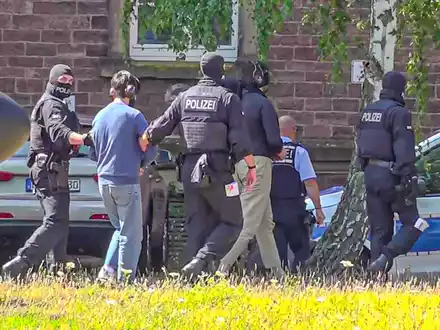 Ein Verdächtiger wird von Polizisten zum Haftrichter gebracht. - Foto: Waldemar Gess/EinsatzReport24/dpa