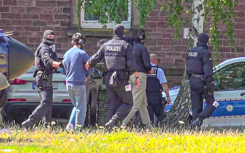 Ein Verdächtiger wird von Polizisten zum Haftrichter gebracht. - Foto: Waldemar Gess/EinsatzReport24/dpa Ein Verdächtiger wird von Polizisten zum Haftrichter gebracht. - Foto: Waldemar Gess/EinsatzReport24/dpa