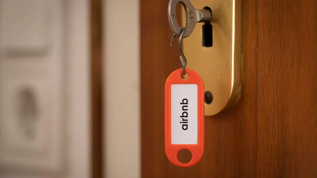 «Unser Ziel war es, neue, klare Regeln zu schaffen, die unserer Community mehr Klarheit darüber verschaffen, was sie auf Airbnb erwarten kann», teilt das Unternehmen mit. - Bild: Friso Gentsch/dpa