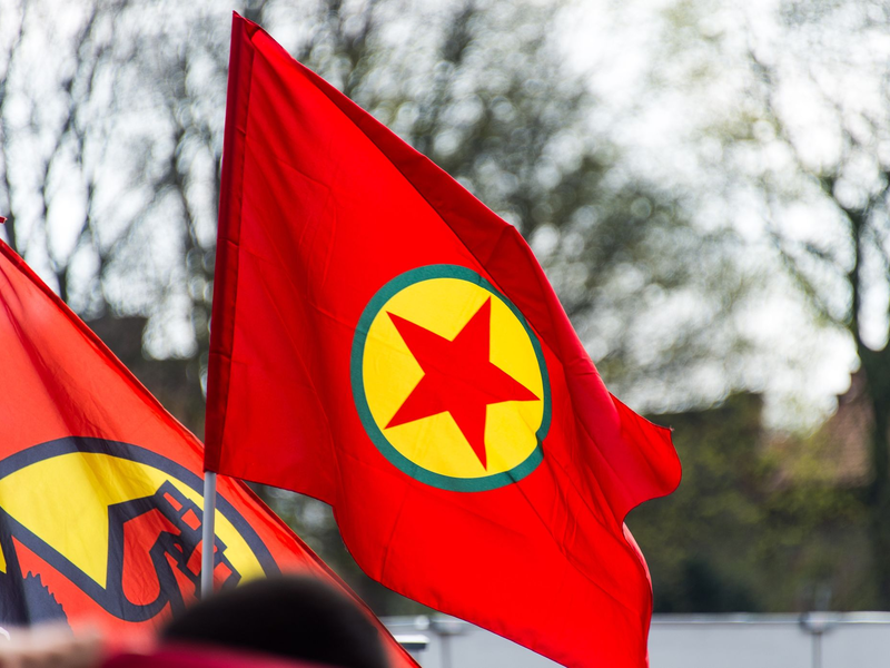 Pkk-Flagge auf einer Demonstration (Symbolbild). Der Verurteilte soll versucht haben, Geld für die PKK zu beschaffen. - Foto: picture alliance / dpa