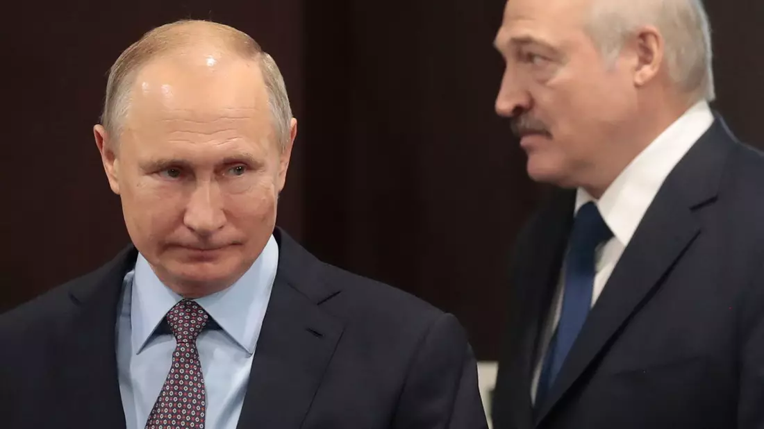 Alexander Lukaschenko (r.) gilt als enger Verbündeter von Kremlchef Wladimir Putin. - Bild: Sergei Chirikov/EPA/AP/dpa