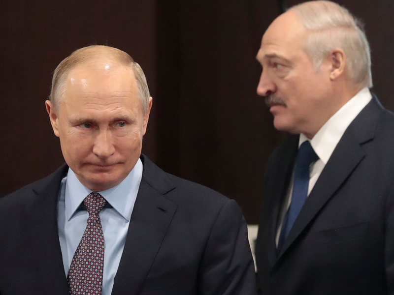 Alexander Lukaschenko (r.) gilt als enger Verbündeter von Kremlchef Wladimir Putin. - Foto: Sergei Chirikov/EPA/AP/dpa