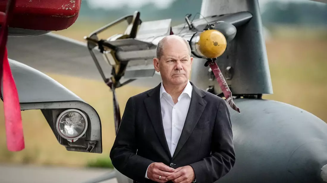 Bundeskanzler Olaf Scholz steht bei seinem Besuch des internationalen Luftwaffen-Manövers «Air Defender 2023» auf dem Luftwaffenstützpunkt Jagel neben einem Iris-T Luft-Luft-Lenkflugkörper (mit gelber Kappe) mit Infrarotsuchkopf. - Bild: Kay Nietfeld/dpa