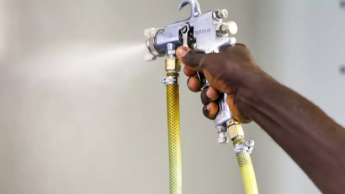 Eine Arbeitskraft aus Gambia bereitet in einem Unternehmen Stahlbleche für die Oberflächenbehandlung vor (Symbolbild). - Bild: Jan Woitas/dpa