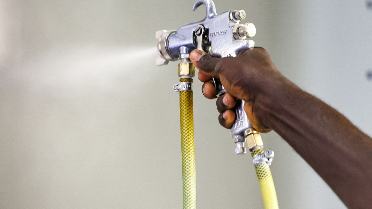 Eine Arbeitskraft aus Gambia bereitet in einem Unternehmen Stahlbleche für die Oberflächenbehandlung vor (Symbolbild). - Foto: Jan Woitas/dpa