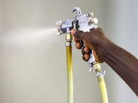 Eine Arbeitskraft aus Gambia bereitet in einem Unternehmen Stahlbleche für die Oberflächenbehandlung vor (Symbolbild). - Foto: Jan Woitas/dpa