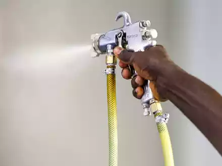Eine Arbeitskraft aus Gambia bereitet in einem Unternehmen Stahlbleche für die Oberflächenbehandlung vor (Symbolbild). - Foto: Jan Woitas/dpa