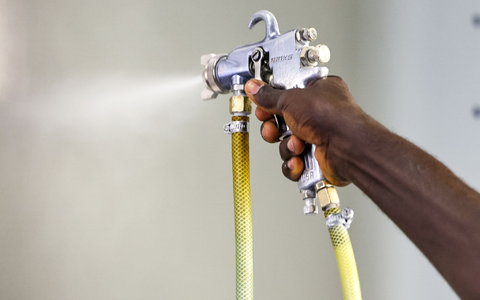 Eine Arbeitskraft aus Gambia bereitet in einem Unternehmen Stahlbleche für die Oberflächenbehandlung vor (Symbolbild). - Foto: Jan Woitas/dpa