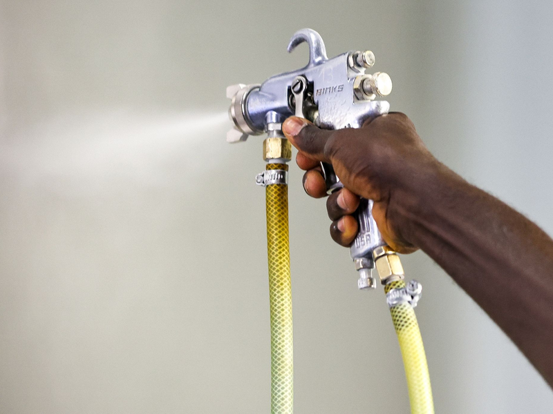 Eine Arbeitskraft aus Gambia bereitet in einem Unternehmen Stahlbleche für die Oberflächenbehandlung vor (Symbolbild). - Foto: Jan Woitas/dpa