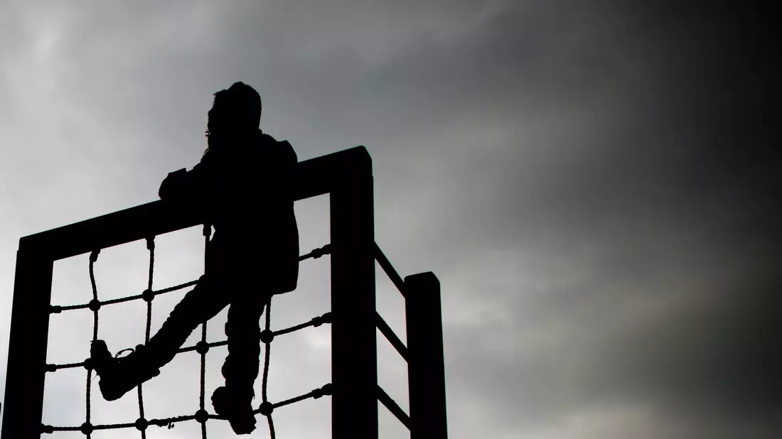 Was sind Gründe für Kinderarmut? Kinder und Jugendliche wählten am häufigsten die Antwort «weil viele Eltern zu wenig Geld verdienen». - Bild: Julian Stratenschulte/dpa