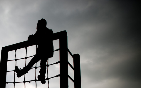 Was sind Gründe für Kinderarmut? Kinder und Jugendliche wählten am häufigsten die Antwort «weil viele Eltern zu wenig Geld verdienen». - Foto: Julian Stratenschulte/dpa